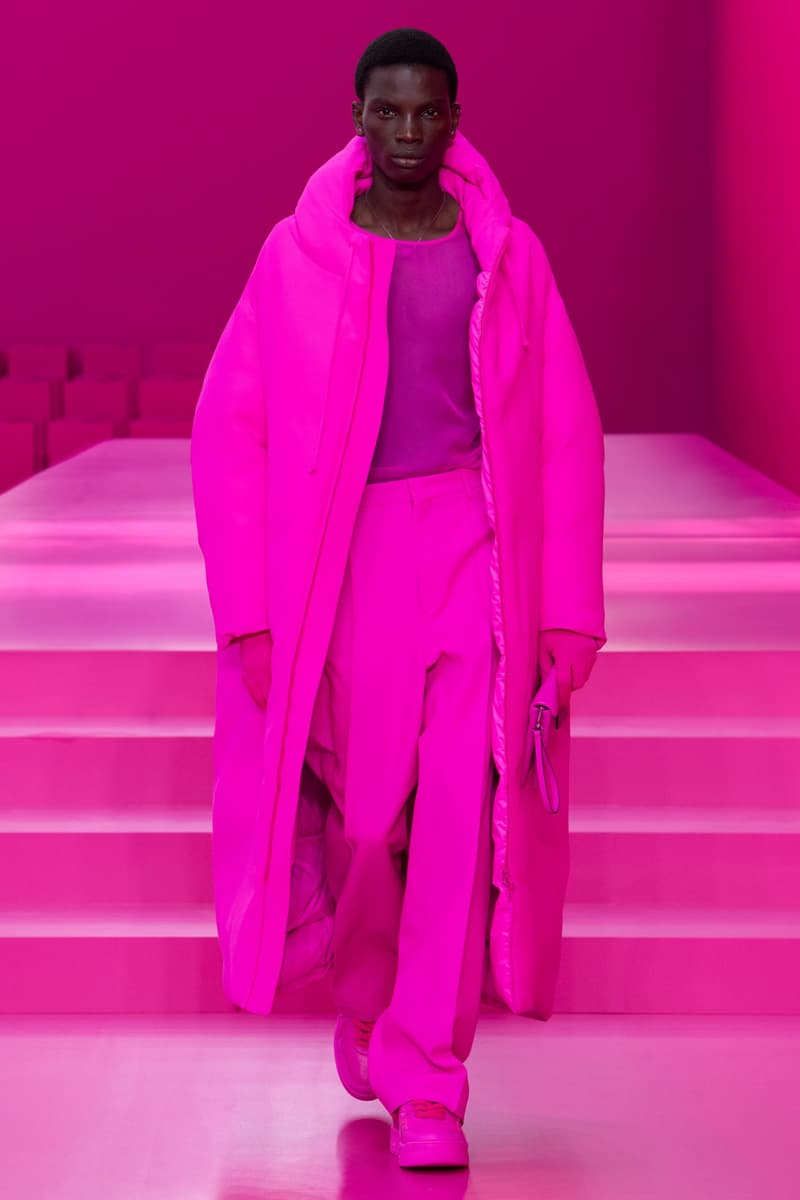 valentino pink pfw 2022 fw pantone runway show detail looks
