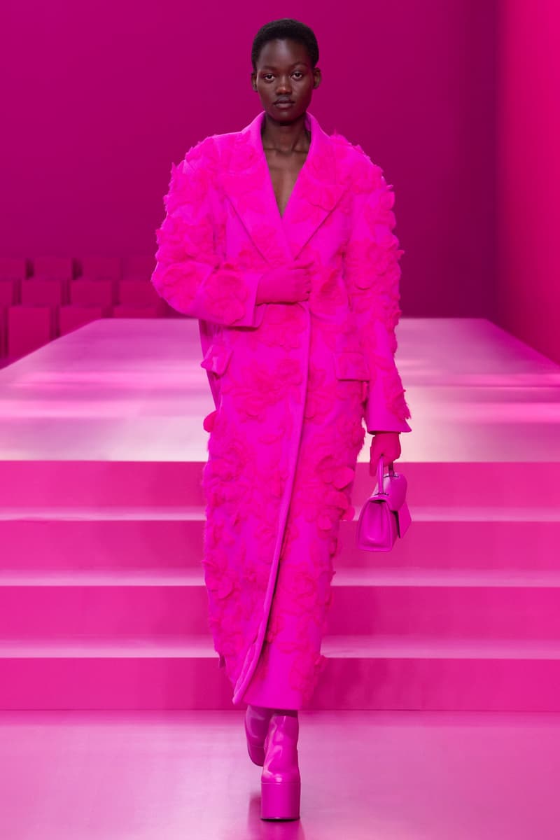 valentino pink pfw 2022 fw pantone runway show detail looks
