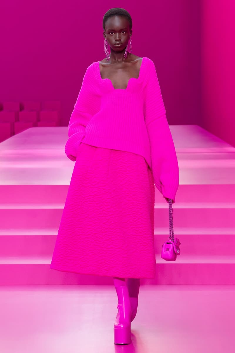 valentino pink pfw 2022 fw pantone runway show detail looks