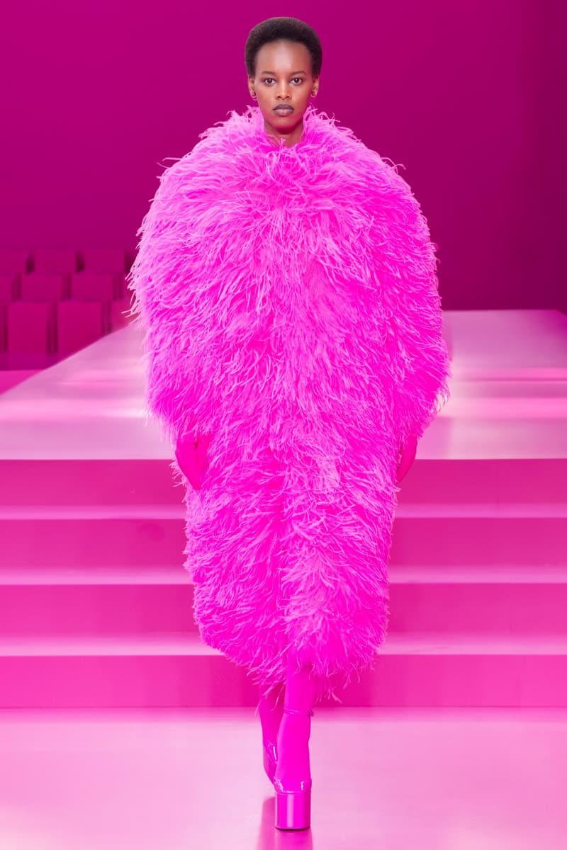 valentino pink pfw 2022 fw pantone runway show detail looks