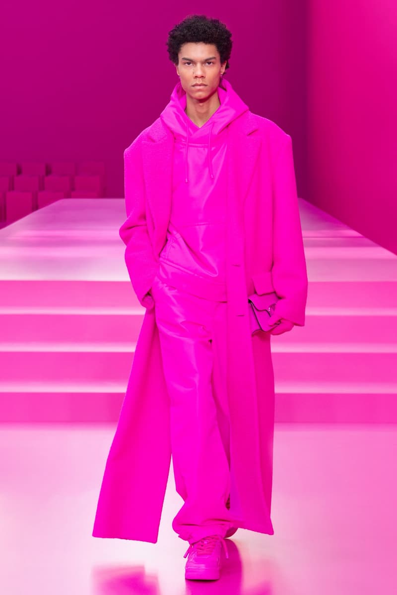 valentino pink pfw 2022 fw pantone runway show detail looks