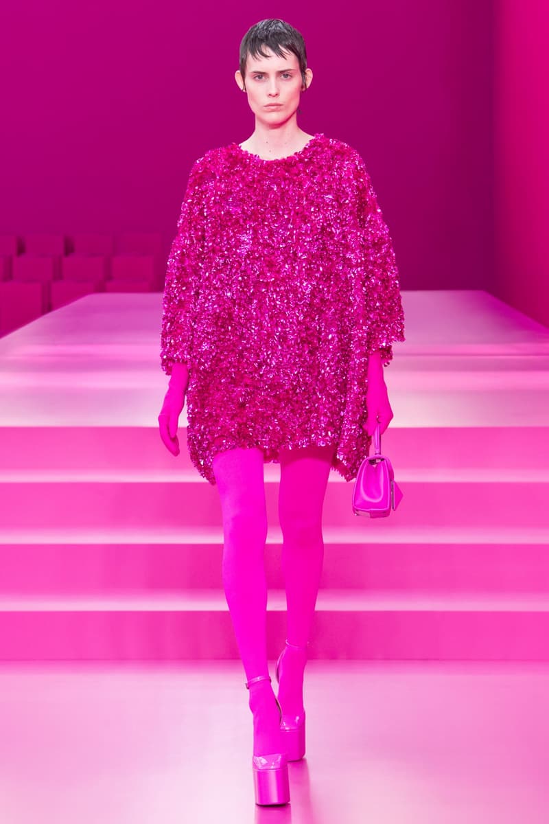 valentino pink pfw 2022 fw pantone runway show detail looks