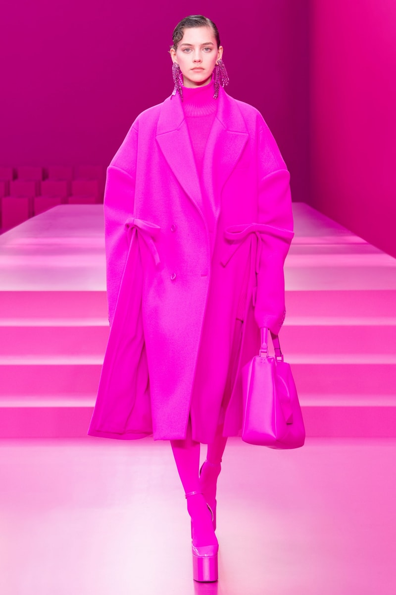 valentino pink pfw 2022 fw pantone runway show detail looks