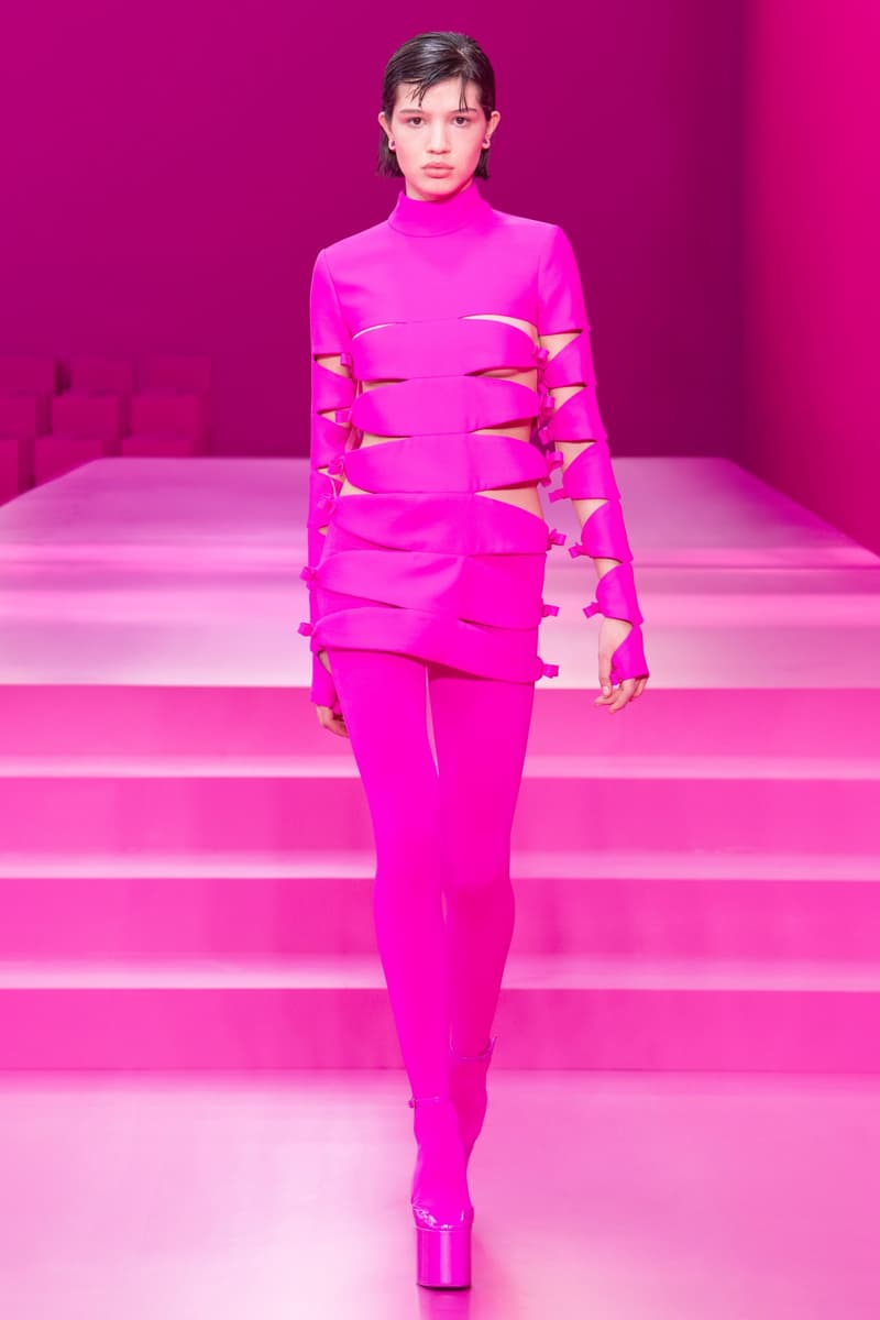 valentino pink pfw 2022 fw pantone runway show detail looks