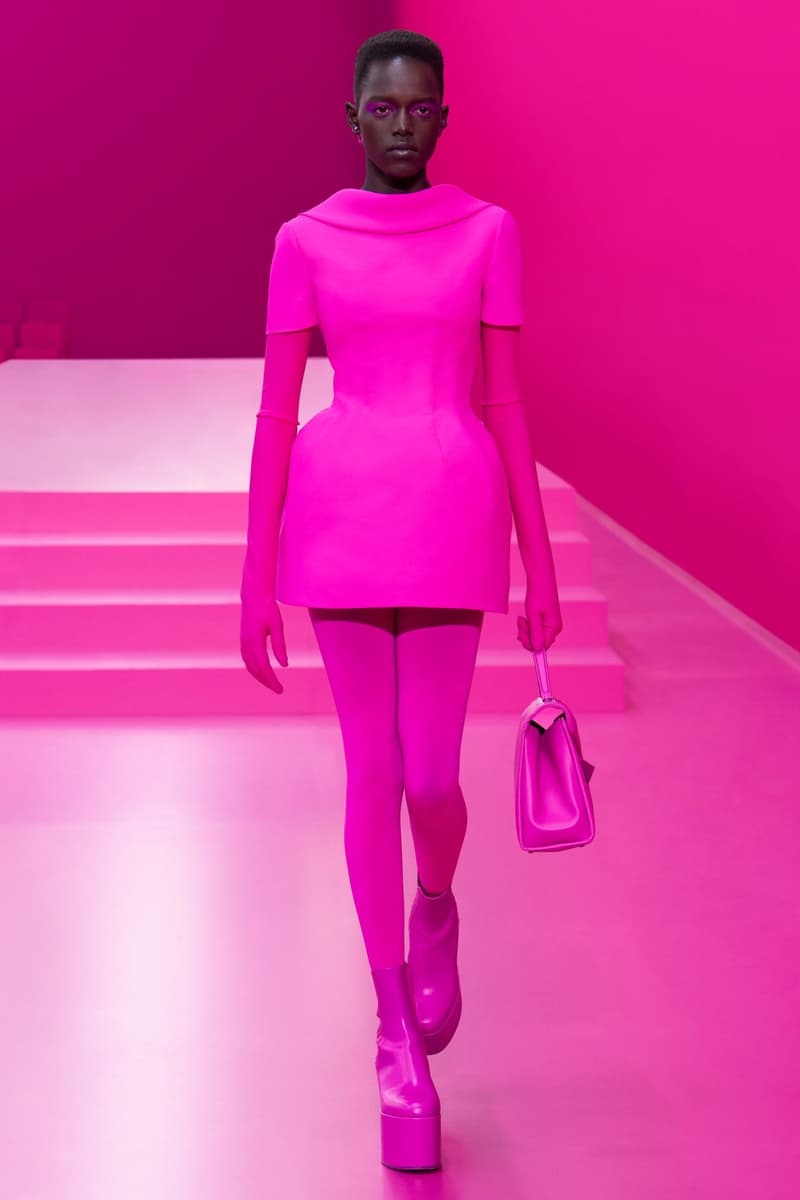 valentino pink pfw 2022 fw pantone runway show detail looks