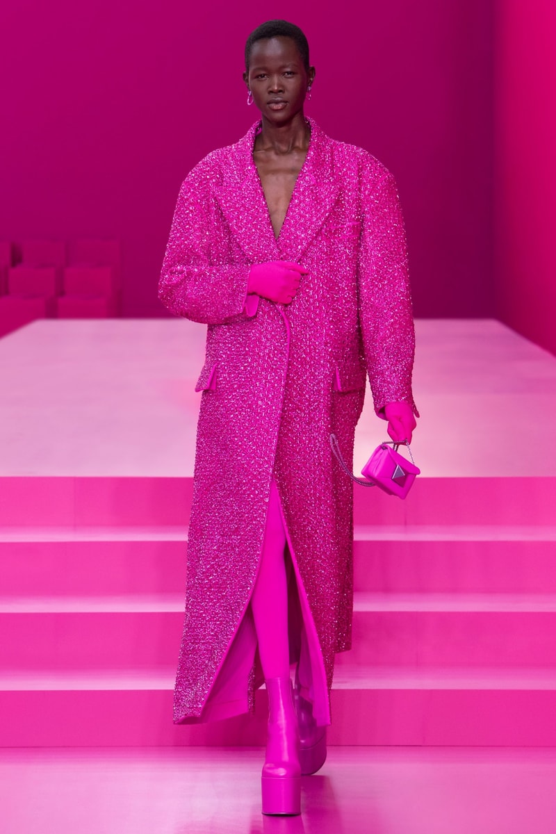 valentino pink pfw 2022 fw pantone runway show detail looks