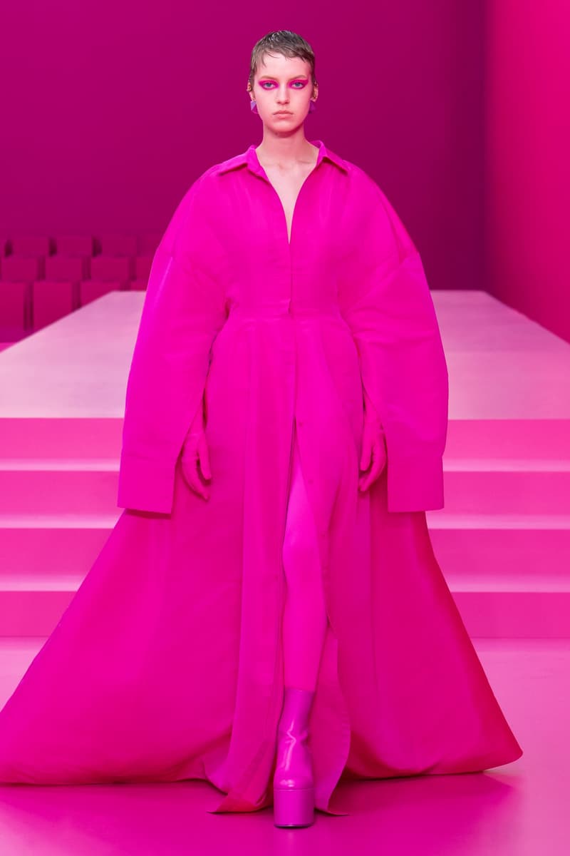 valentino pink pfw 2022 fw pantone runway show detail looks