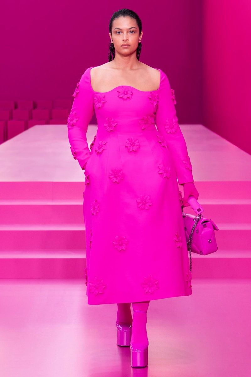 valentino pink pfw 2022 fw pantone runway show detail looks