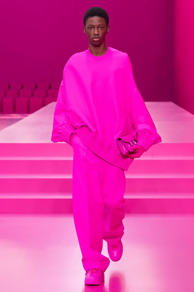 valentino pink pfw 2022 fw pantone runway show detail looks