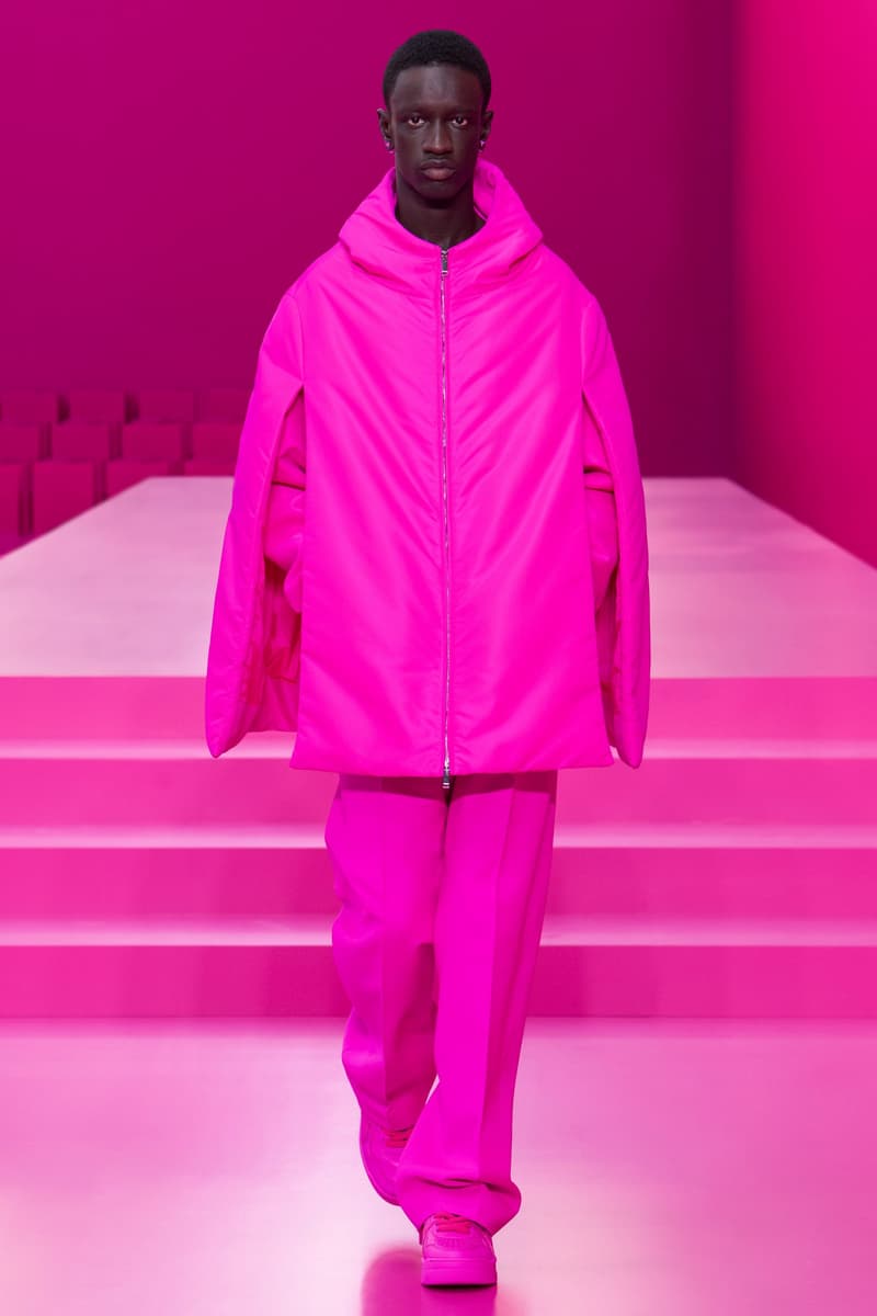 valentino pink pfw 2022 fw pantone runway show detail looks
