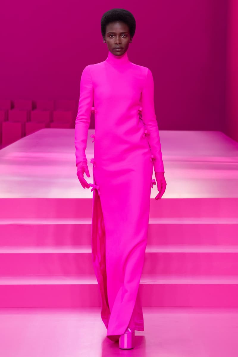 valentino pink pfw 2022 fw pantone runway show detail looks