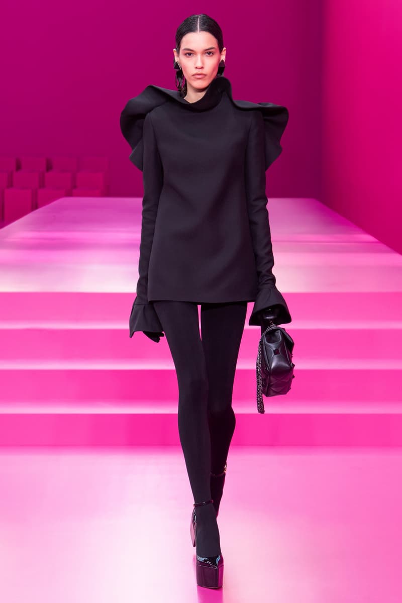 valentino pink pfw 2022 fw pantone runway show detail looks