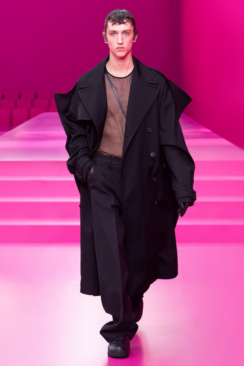 valentino pink pfw 2022 fw pantone runway show detail looks