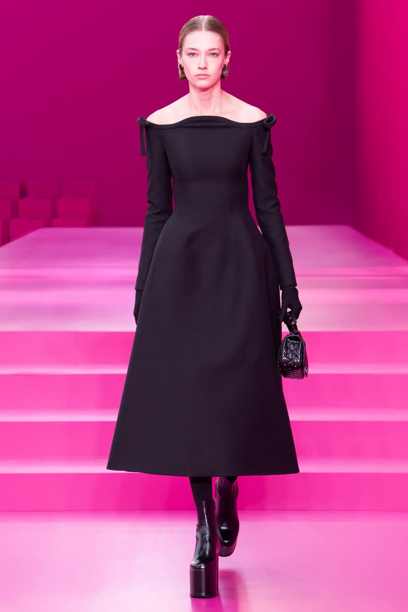 valentino pink pfw 2022 fw pantone runway show detail looks