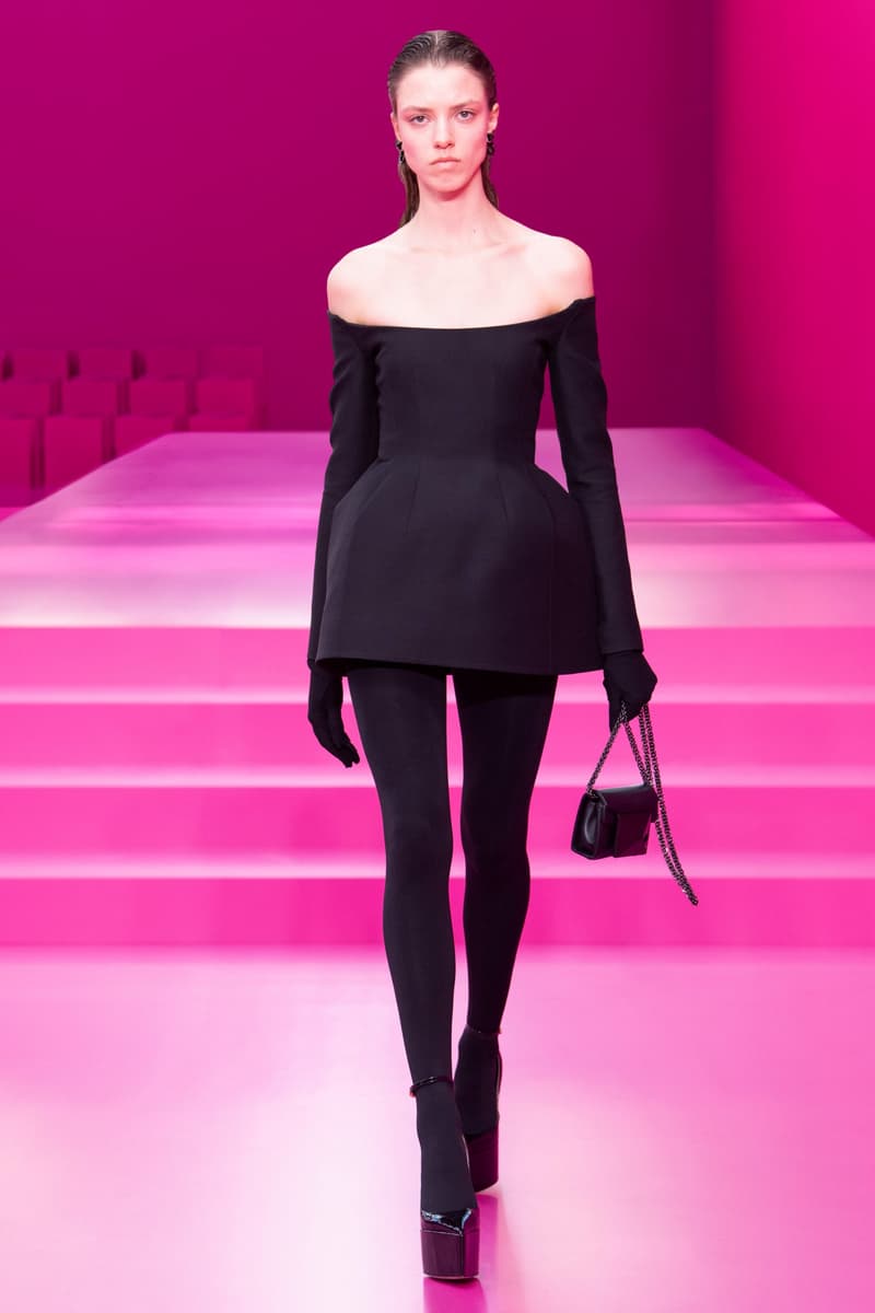 valentino pink pfw 2022 fw pantone runway show detail looks