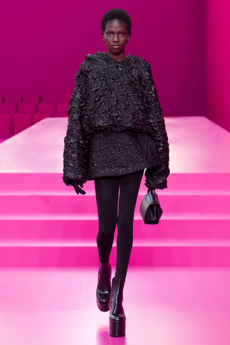 valentino pink pfw 2022 fw pantone runway show detail looks
