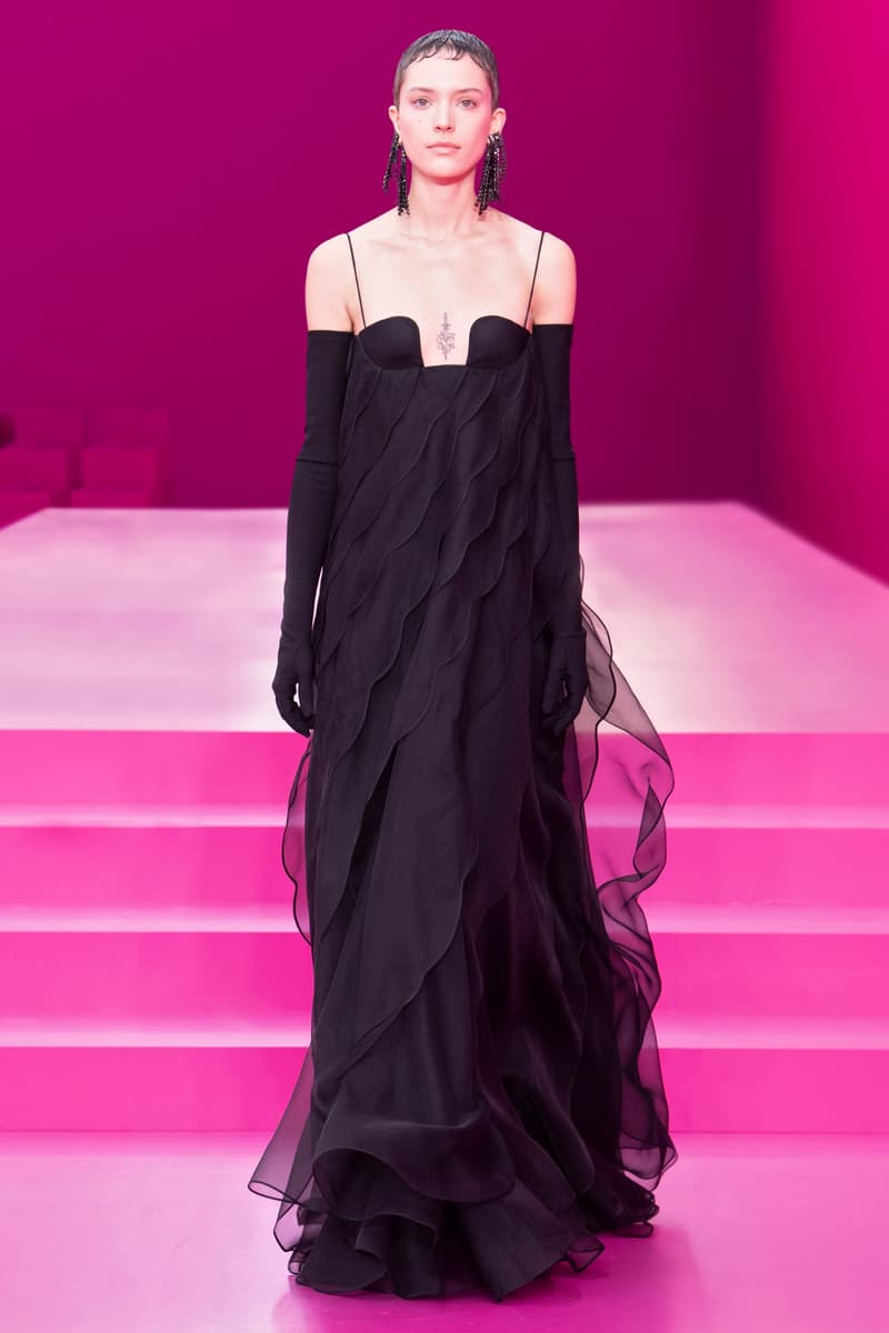 valentino pink pfw 2022 fw pantone runway show detail looks