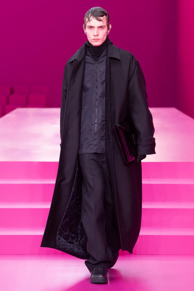 valentino pink pfw 2022 fw pantone runway show detail looks