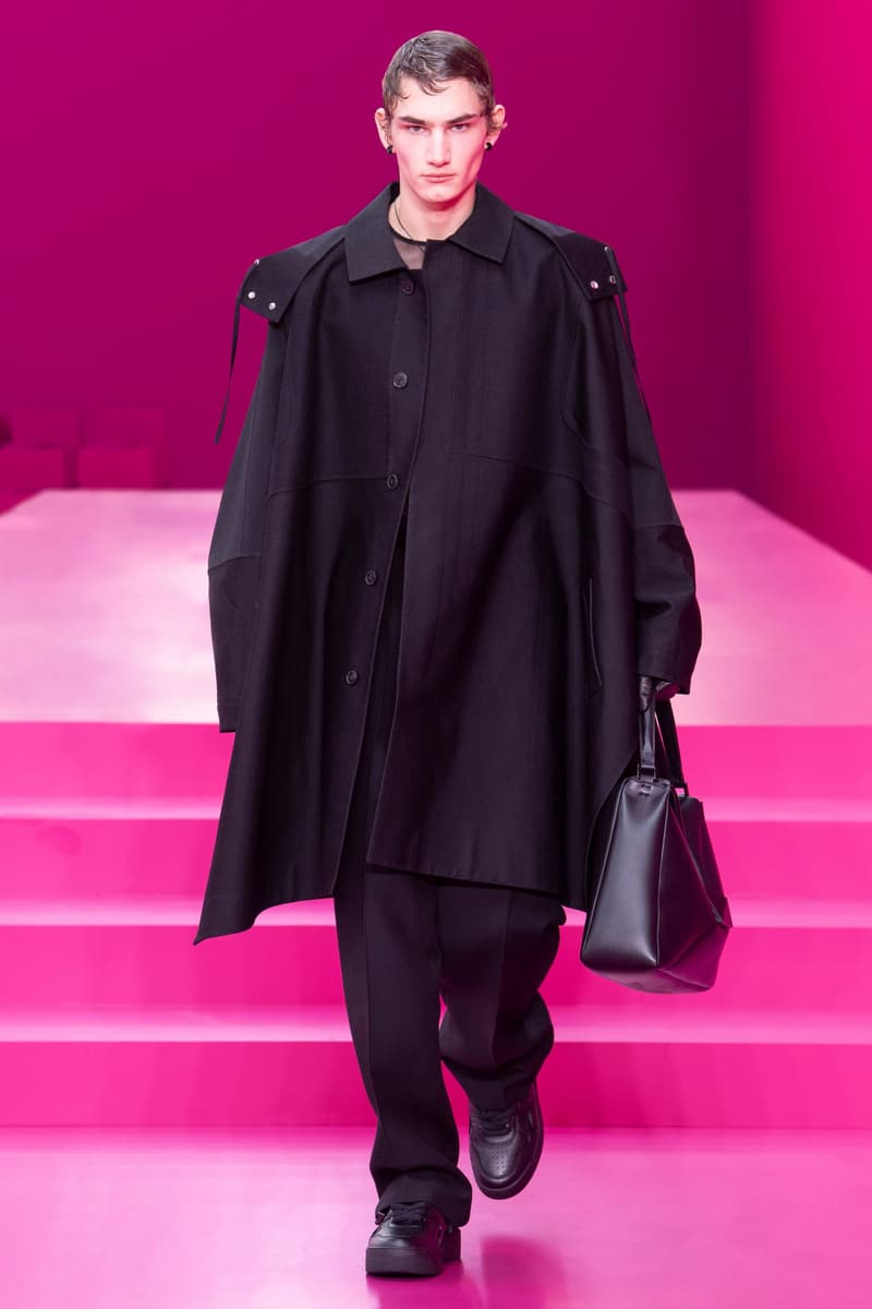 valentino pink pfw 2022 fw pantone runway show detail looks