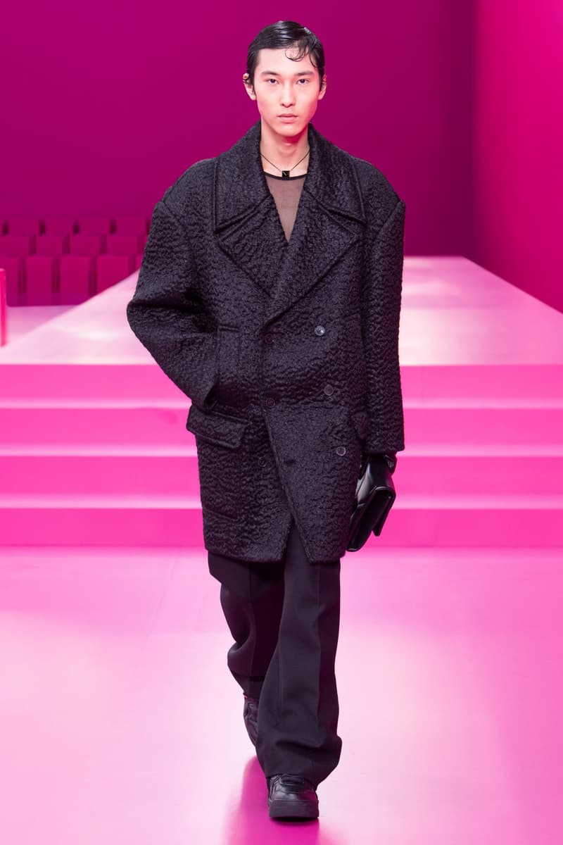 valentino pink pfw 2022 fw pantone runway show detail looks