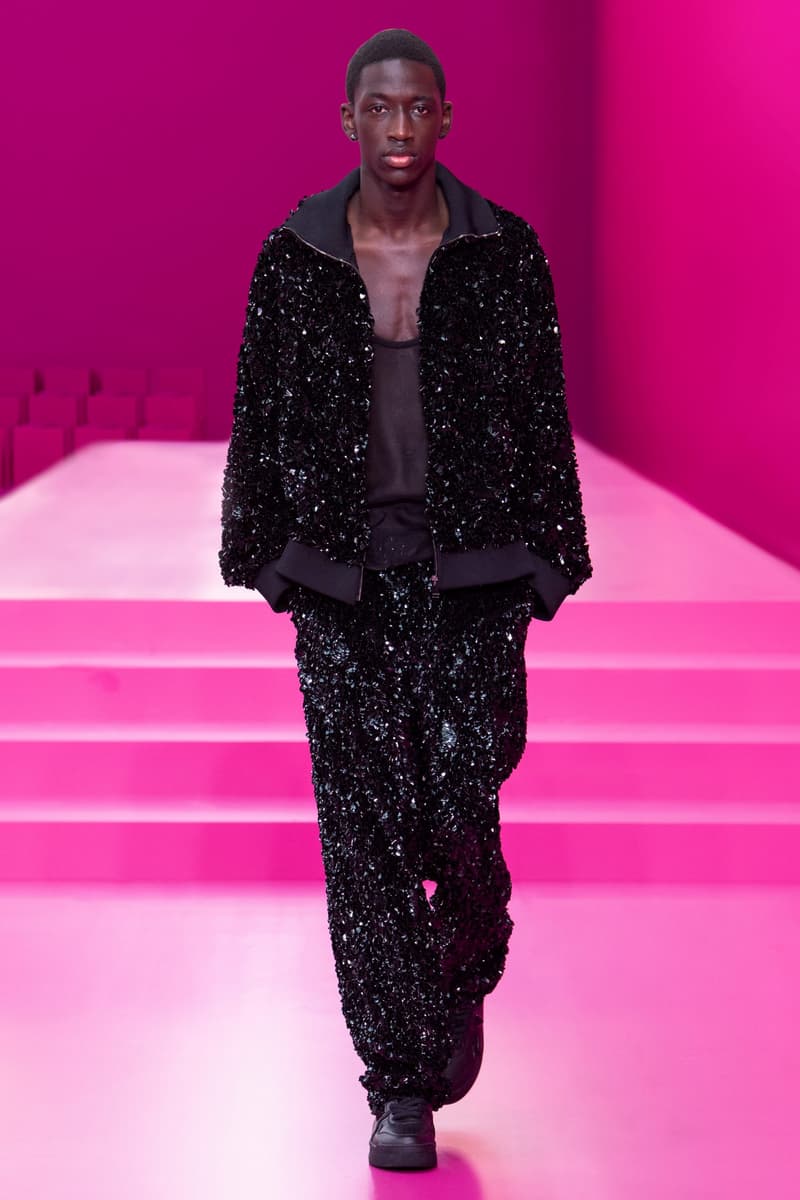 valentino pink pfw 2022 fw pantone runway show detail looks