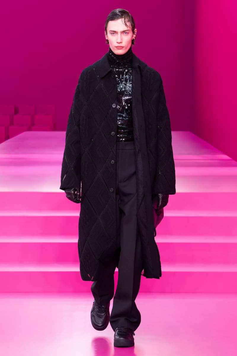 valentino pink pfw 2022 fw pantone runway show detail looks
