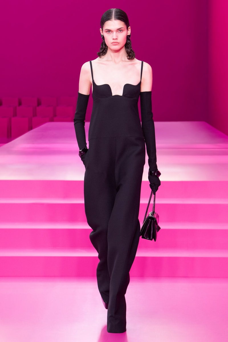 valentino pink pfw 2022 fw pantone runway show detail looks