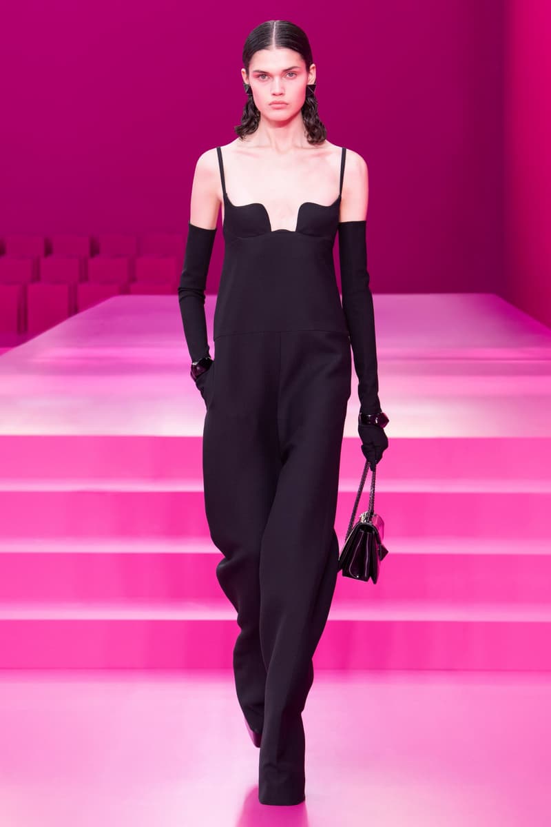 valentino pink pfw 2022 fw pantone runway show detail looks