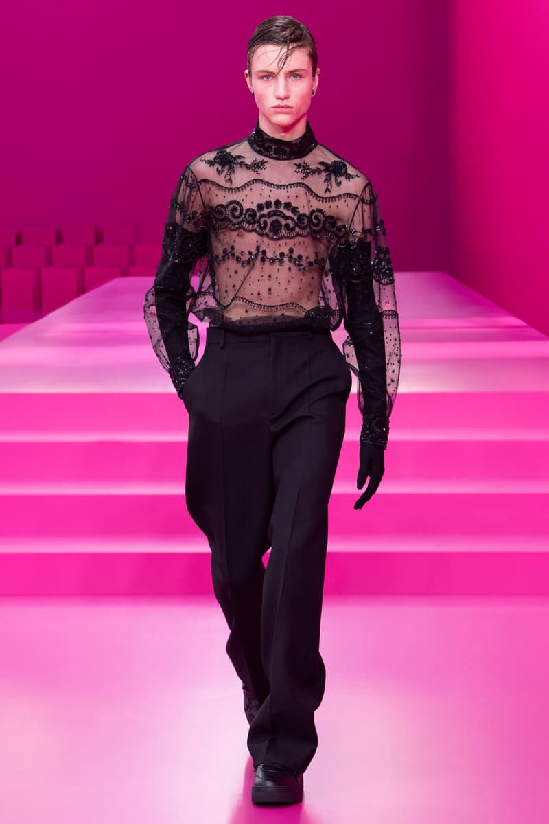 valentino pink pfw 2022 fw pantone runway show detail looks