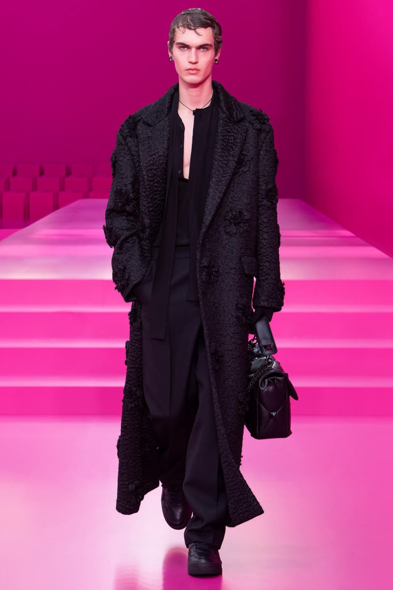 valentino pink pfw 2022 fw pantone runway show detail looks