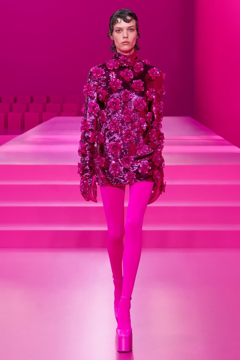 valentino pink pfw 2022 fw pantone runway show detail looks