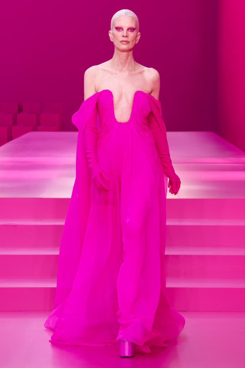 valentino pink pfw 2022 fw pantone runway show detail looks