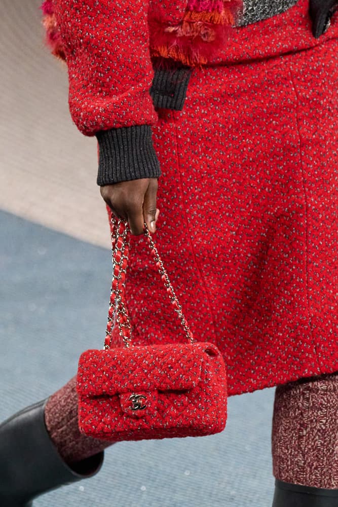 chanel fall 2022 is an ode to tweed handbags