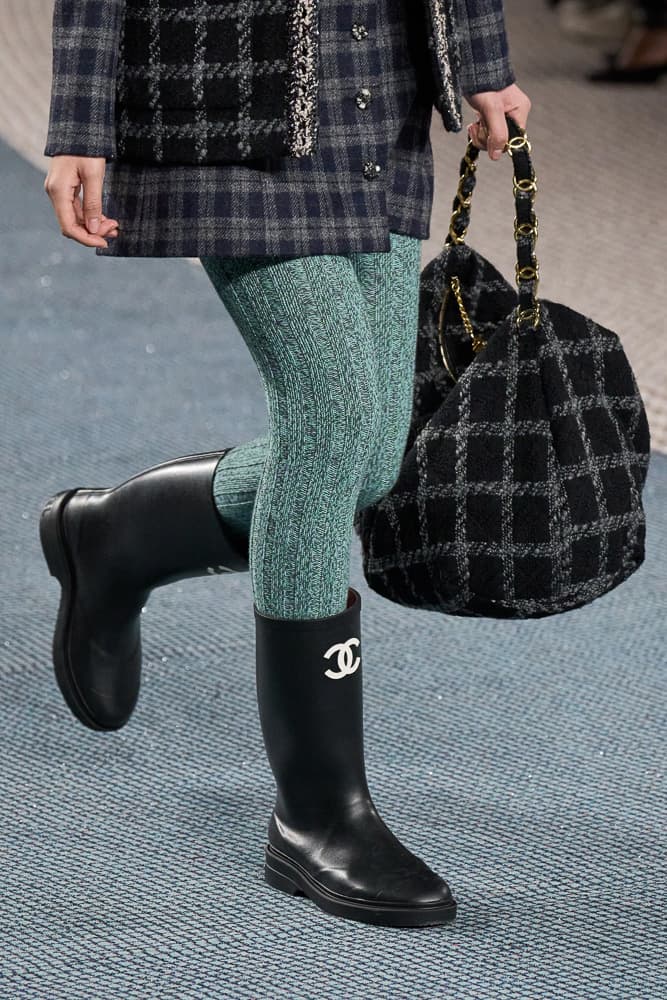 chanel fall 2022 is an ode to tweed handbags