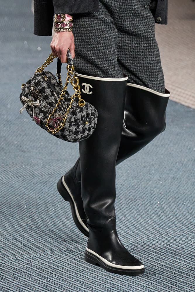 chanel fall 2022 is an ode to tweed handbags