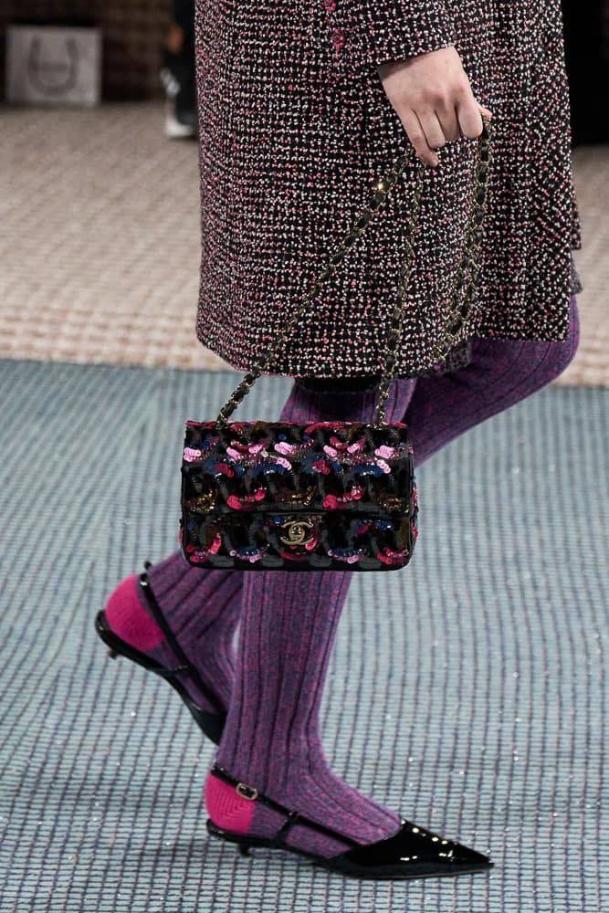 chanel fall 2022 is an ode to tweed handbags