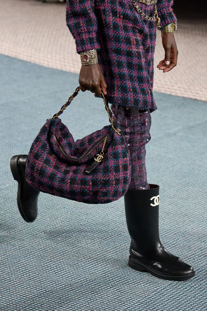 chanel fall 2022 is an ode to tweed handbags