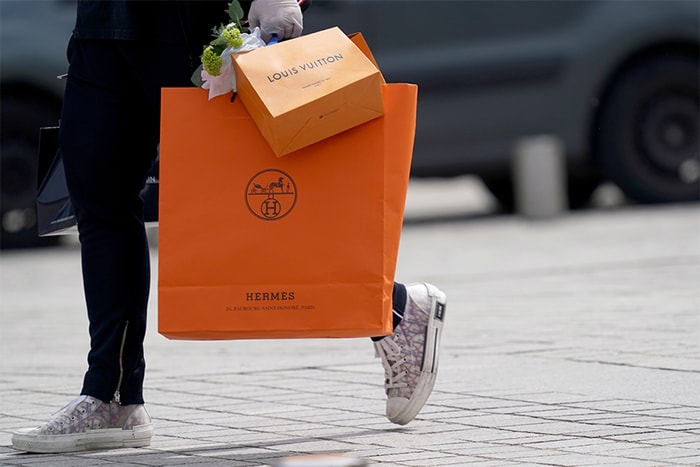 回應俄烏戰爭:Hermès、Chanel、Louis Vuitton 多個奢侈品牌宣布關閉所有俄羅斯門市!