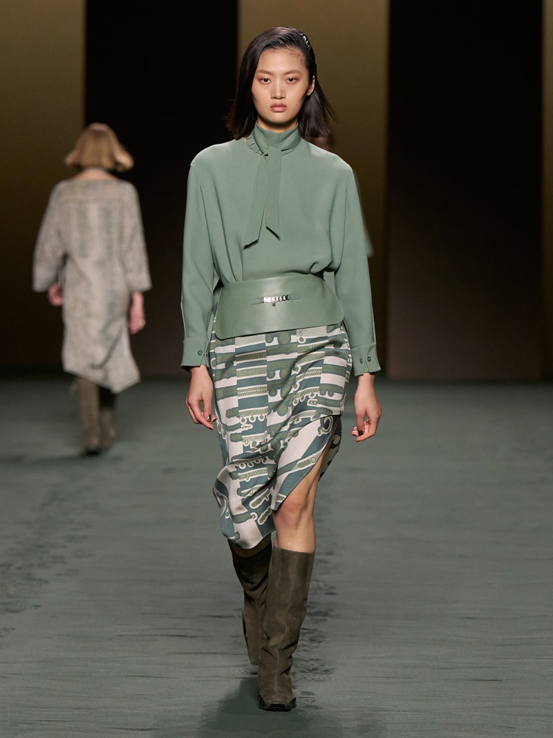hermes pfw 2022 fw Nadège Vanhee-Cybulski runway looks all detail