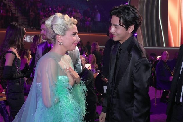 take-a-look-at-2022-grammy-award-red-carpet-11
