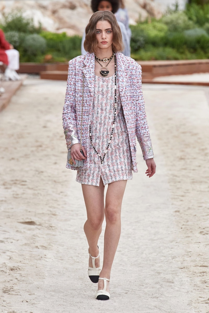 CHANEL 2023 Cruise Runway Fashion Show