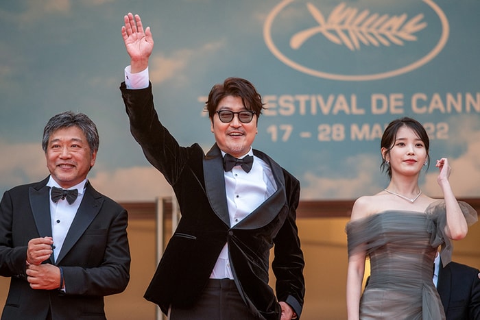 《Broker》踏上坎城紅毯:IU 透紗禮服仙氣登場,是枝裕和、宋康昊成為全場焦點!