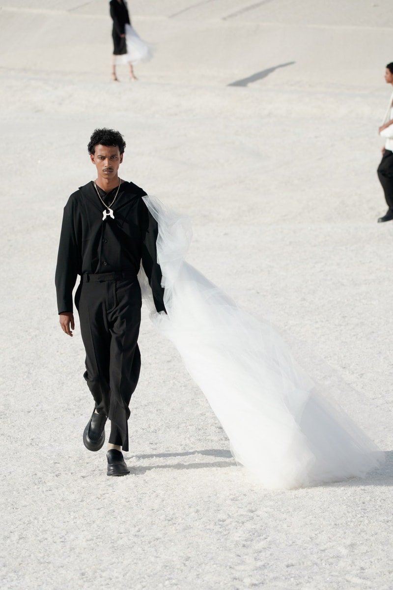 Jacquemus 2022 Fall runway Nike