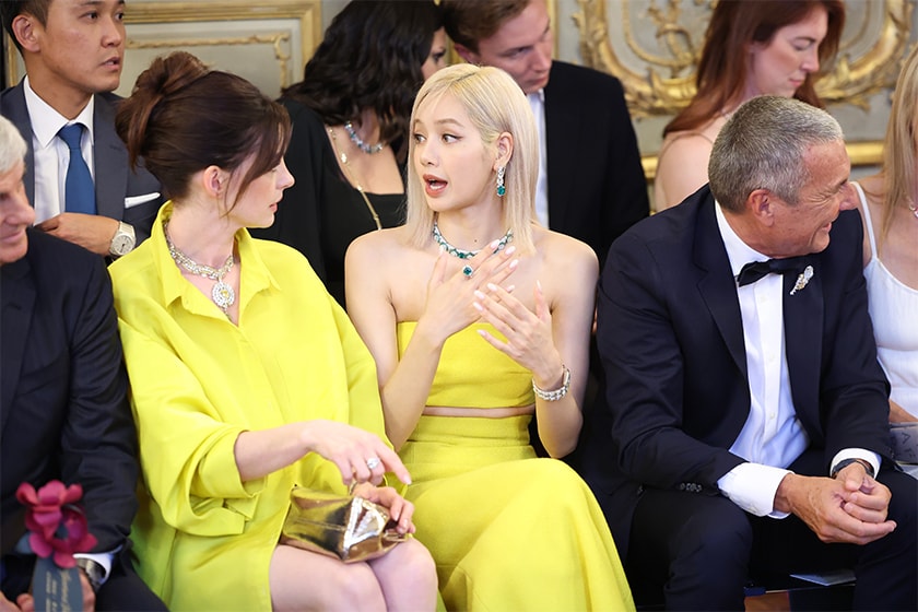 anne-hathaway-and-blackpink-lisa-attending-bvlgari-jewellery-show-with-matching-look-04
