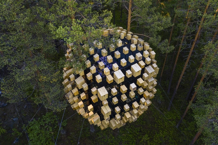 隱身於森林之中:瑞典球型樹屋旅店「Biosphere」,由 350 間鳥屋覆蓋!