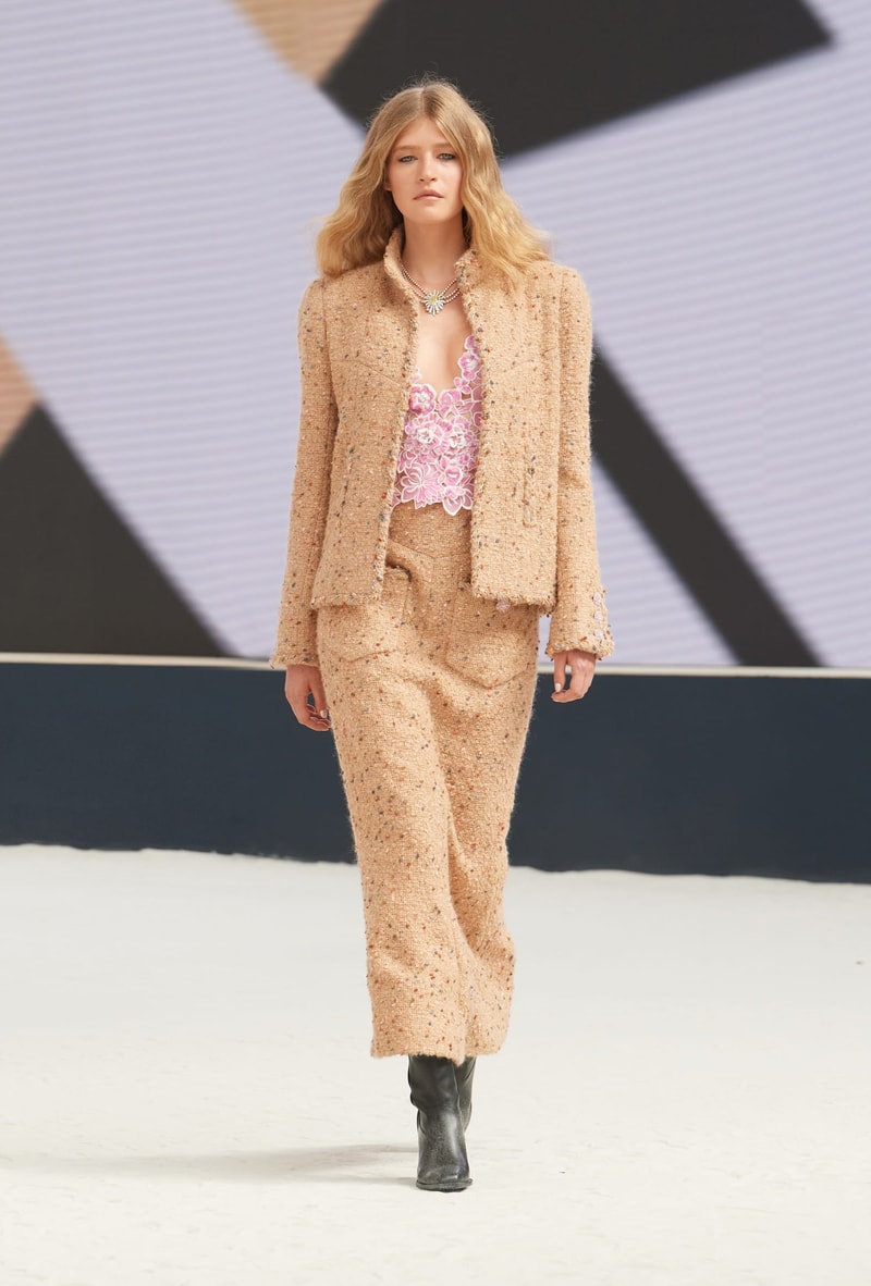 CHANEL 2022/23 fw haute couture show runway