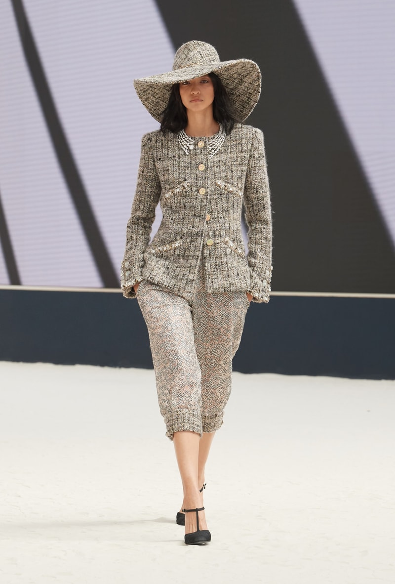 CHANEL 2022/23 fw haute couture show runway