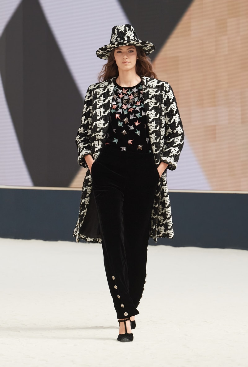 CHANEL 2022/23 fw haute couture show runway