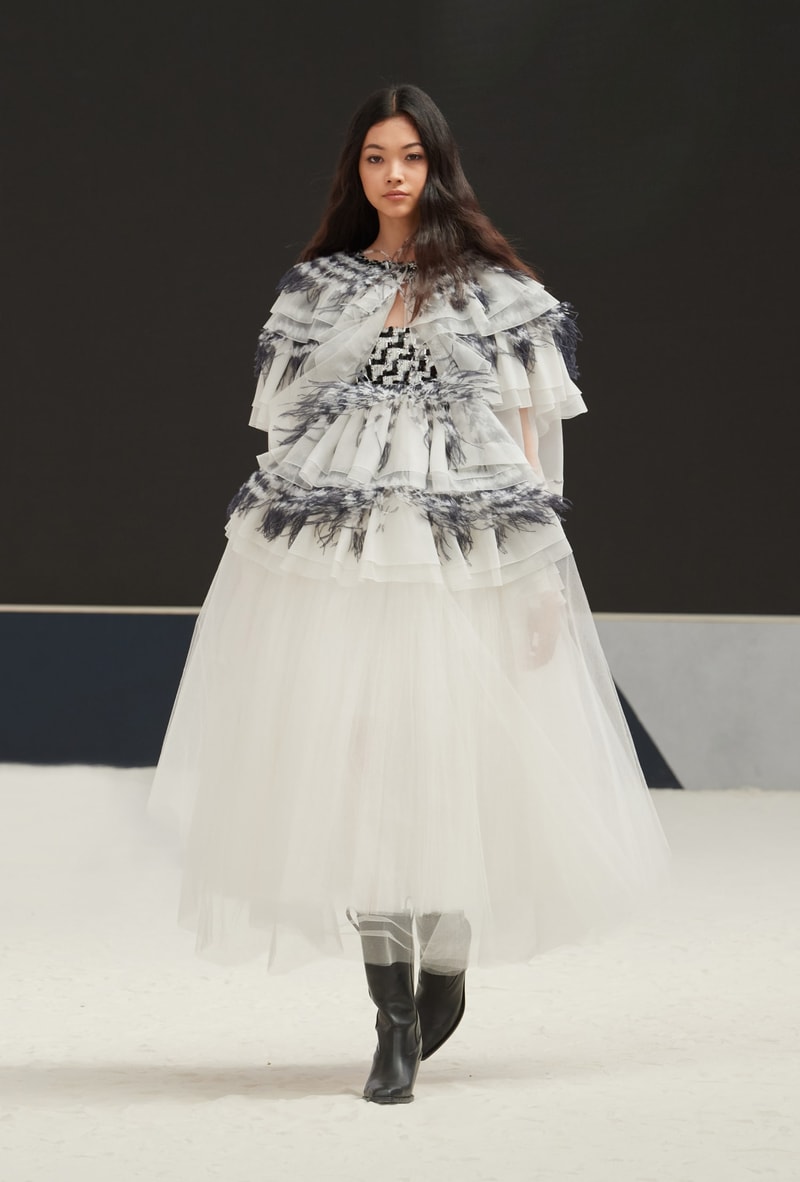 CHANEL 2022/23 fw haute couture show runway