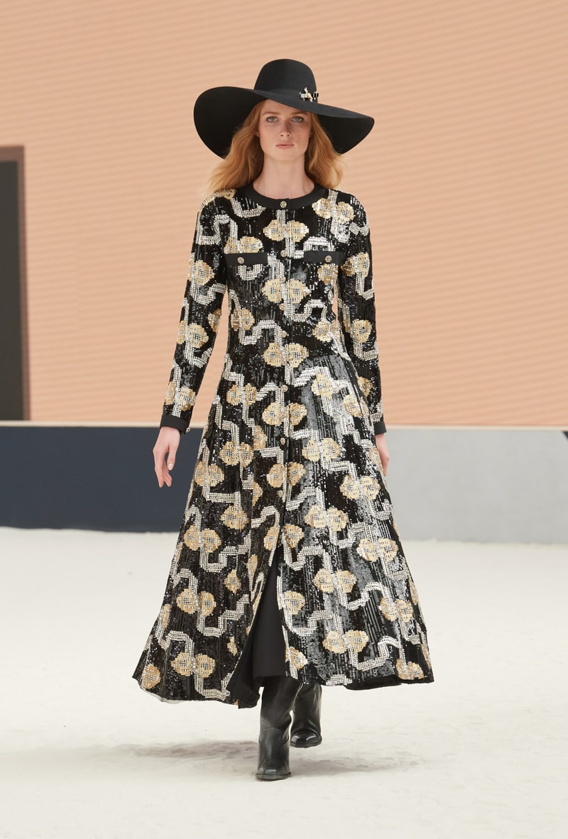 CHANEL 2022/23 fw haute couture show runway
